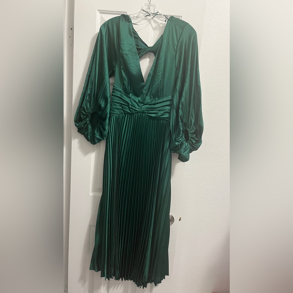 Beautiful emerald green dress from Vici Dolls.